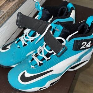 Ken Griffey Jr Nike
Size 11 barely worn